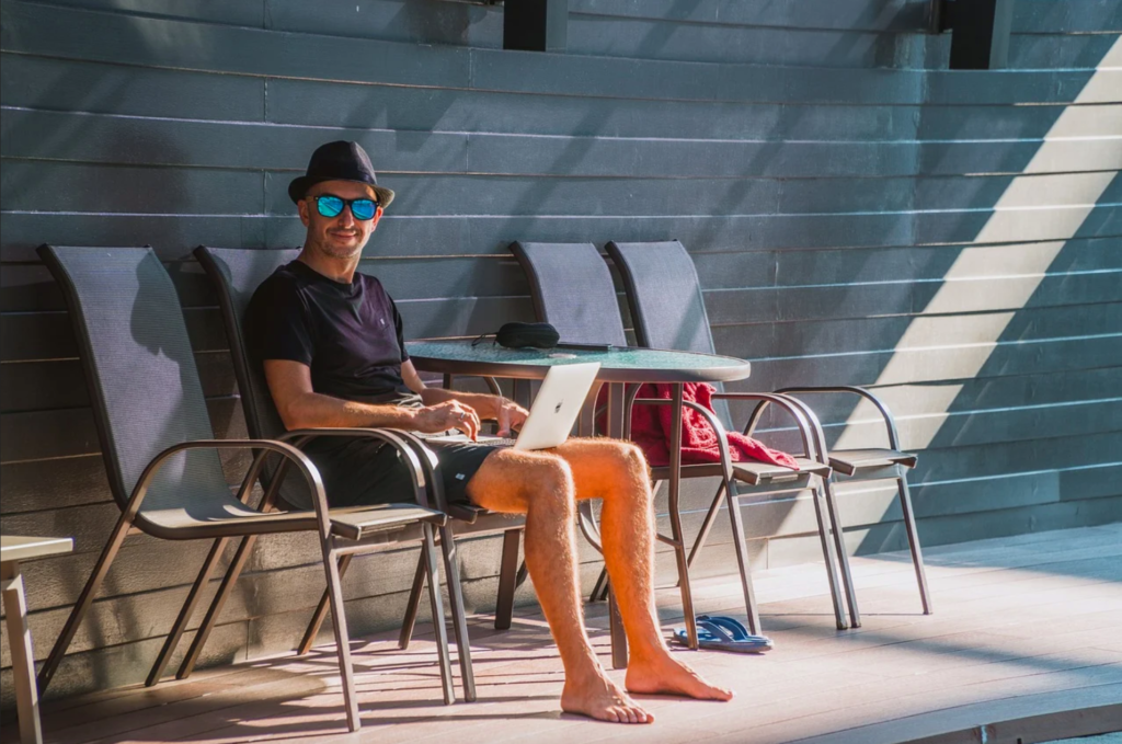 Travelling-while-working-remotely
